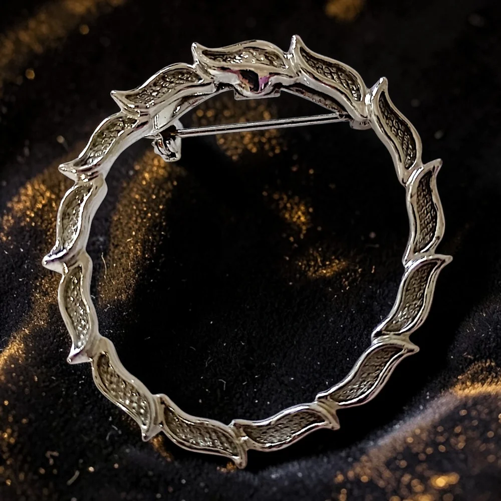 Gerrys Leaf Wreath Brooch Pin Round Circle Leaves‎ Vintage 70s Silver Tone MCM